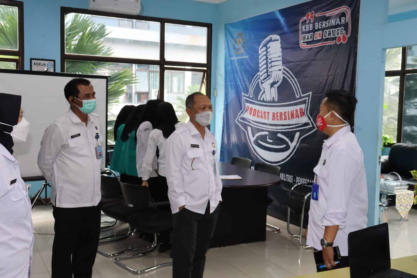 EBELUM MEMULAI AKTIFITAS SELURUH PERSONIL BNN PROVINSI JAWA BARAT DI SWAB ANTIGEN COVID-19