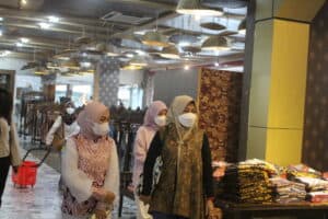 DUKUNG UMKM, KETUA DWP BNNP JAWA BARAT KUNJUNGI PENGUSAHA DAN PENGRAJIN BATIK CIREBON