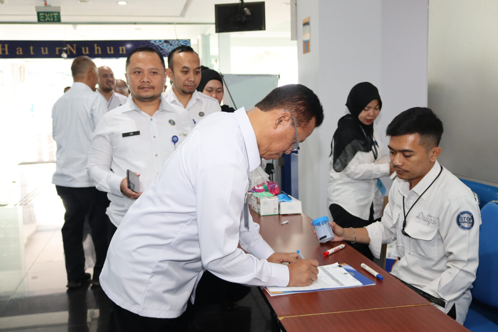 DETEKSI DINI MELALUI TEST URINE PEGAWAI BNN PROVINSI JAWA BARAT DETEKSI DINI MELALUI TEST URINE PEGAWAI BNN PROVINSI JAWA BARAT